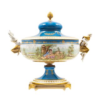 GUARNICIÓN. FRANCIA, S.XIX. Porcelana tipo SÈVRES con bronce dorado. Incluye una fuente de mesa y dos tibores. Piezas: 3.