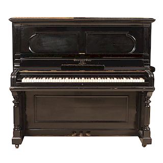 PIANO VERTICAL STEINWAY & SONS. ESTADOS UNIDOS DE AMÉRICA, PRINCIPIOS DEL SIGLO XX.  No. serie: 124051. 136.5 x 160 x 73 cm