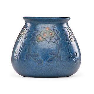 MARBLEHEAD Vase with flowers