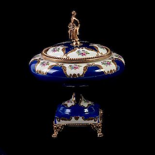 Centro de mesa. Francia, siglo XX. En porcelana Limoges color azul cobalto. Decorado con motivos florales, aplicaciones de metal.