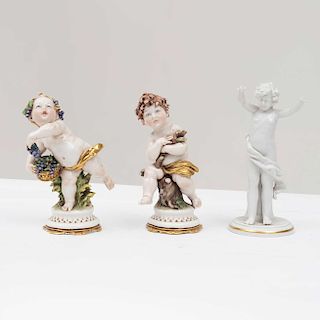Lote de figuras decorativas. Italia, siglo XX. Elaborados en porcelana Capidomente, acabado brillante. Par de amorcillos. Piezas: 3