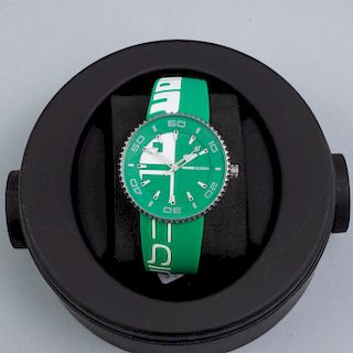 Reloj MOMO Design. Caja de acero y caucho verde. Caja y estuche. Peso: 77.1 gr.