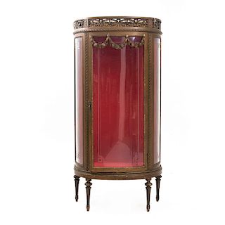 Vitrina. Siglo XX. Estilo Luis XV. Elaborada en madera tallada, vidrios curvos con esgrafiados, puerta frontal con tirador de metal.