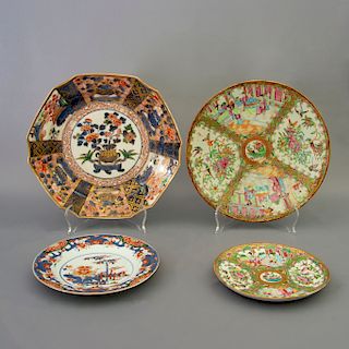 LOTE SIN RESERVA Lote de 4 platos decorativos. Origen oriental. Elaborados en porcelana. Uno estilo Familia rosa.