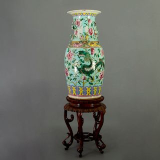 JarrÌ_n. Origen oriental. Siglo XX. Elaborado en porcelana. Con base de madera tallada. Estilo Familia rosa.