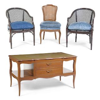 Lote de 4 muebles. Siglo XX. Estructura en talla de madera. Consta de: escritorio, par de sillones y silla.