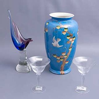 Lote mixto de 4 piezas. Siglo XX. Consta de par de copas y figura decorativa en cristal de murano y jarrÌ_n en porcelana.