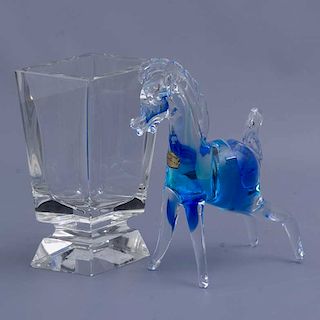 Florero y caballo. MÌ©xico. Siglo XX. Elaborados en cristal de murano. Uno con acabado sommerso.