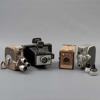 Lote de 4 cÌÁmaras fotogrÌÁficas y de video. Siglo XX. Consta de Polaroid modelo colorpack 100, Kodak Brownie Flash IV, entre otras