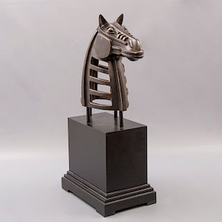 LOTE SIN RESERVA. Busto de caballo. Siglo XX. Marca The Kinder Colection. En talla de madera. Con base de madera tallada.