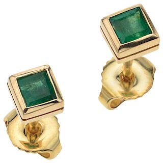 An emerald 18K yellow gold pair of stud earrings.