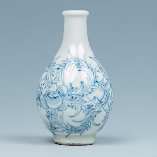 BLUE AND WHITE SNUFF BOTTLE