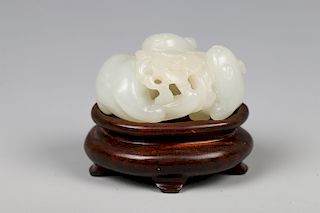JADE DOUBLE BADGERS PENDANT, QING DYNASTY	