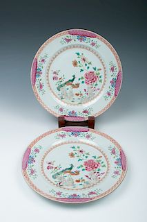 A PAIR OF FAMILLE ROSE PEACOCK PLATES	