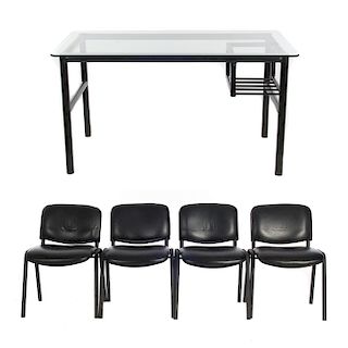Lote de 5 muebles de oficina. SXX. Consta de Juego de 4 sillas con estructura de metal y tapicería en vinipiel y escritorio de metal.