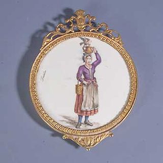 "La lechera". Medallón. Siglo XX. Elaborado en porcelana. Enmarcado en metal dorado.