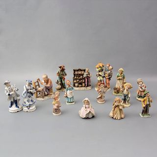 Lote de 15 figuras decorativas. Origen oriental. Elaboradas en pasta, cerámica y porcelna. Marcas: Lefton, Esther y Toma.