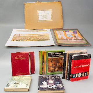 Lote de 10 libros. Temas de Arte, Geografía y antigüedades. Consta de Carpeta con 8 grabados. "Cartografía". Entre otros.