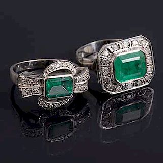 Dos anillos. Elaborados en plata paladio. una esmeralda corte rectangular de 2.20ct. 35 acentos de diamantes corte 8 x 8. Me...