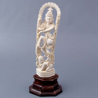 Shiva Nataraja. Origen oriental. Siglo XX. En talla de marfil. Con base de madera tallada. Ataviado con elementos mítico fantásticos.