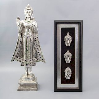 Lote de 2 piezas. Príncipe Siddharta Gautama (Buda). Origen oriental. Siglo XX. Consta de: escultura y 3 rostros enmarcados.