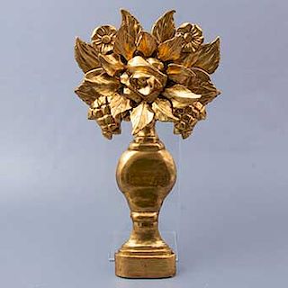 Artículo decorativo. Siglo XX. Diseño de jarrón con flores. En talla de madera dorada.