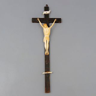 LOTE SIN RESERVA. Crucifijo. Siglo XX. En talla de hueso. Con cruz de madera y cartela con inscripción "INRI".