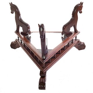 Mesa de centro. Siglo XX. En talla de madera. Con cubierta triangular de espejo, barandillas y soportes tipo garra.