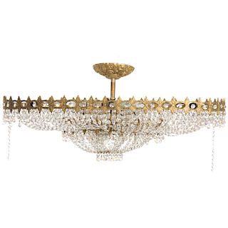 Lámpara de techo. Siglo XX. Elaborada en metal dorado y cristal. Diseño oval. Electrificada para 18 luces. A 4 niveles.