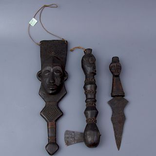 Lote de 3 piezas. Origen africano. Siglo XX. Elaborados en metal y madera. Decoradas con elementos antropomorfos y geométricos.