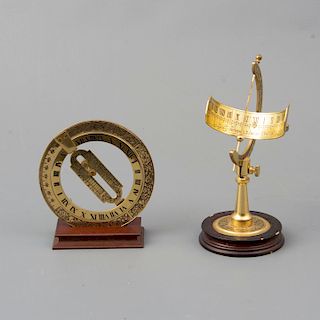 Lote de 2 instrumentos de medición. Estados Unidos. Siglo XX. Marca Franklin Mint. Elaborado en metal dorado. Sobre base de madera.
