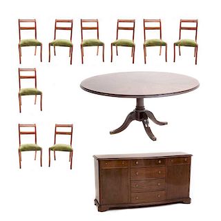 Comedor. Siglo XX. Estilo Regencia. Elaborado en madera tallada. Consta de: a) Mesa. b) 9 sillas. c) Trinchador. Piezas: 11