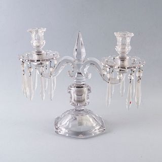 Candelabro. Siglo XX. Elaborado en cristal tipo Baccarat. Para 2 luces. Decorado con cristales facetados y arandelas.