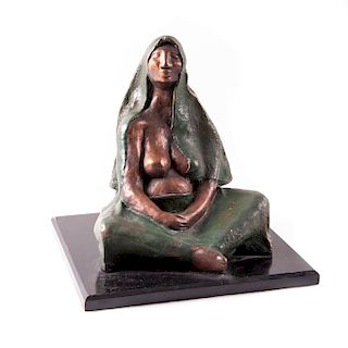 Mujer sentada con rebozo. Siglo XX. Elaborada en resina y pasta en tonos bronce y verde. Con base de madera pintada.