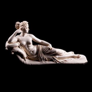 Venus Victrix. Siglo XX. Inspírada en la obra de Antonio Canova. Elaborada en resina. En base de mármol café oscuro.
