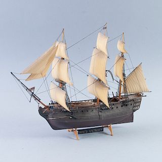 LOTE SIN RESERVA. Navío HMS Victory de la Marina Mercante. Inglaterra, siglo XX. Modelo a escala, elaborado en resina policromada.