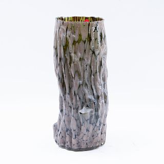 Florero. Siglo XX. Elaborado en vidrio. Diseño a manera de tronco de árbol. Color marrón y verde olivo.