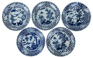 A SET OF 5 CHINESE BLUE AND WHITE DISHES, LATE MING DYNASTY