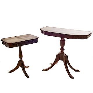 LOTE SIN RESERVA. Mesa consola y mesa lateral. Siglo XX. En talla de madera. Con cubierta mixtilinea, fuste tipo jarrón