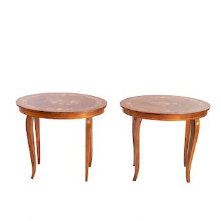 LOTE SIN RESERVA. Par de mesas. Siglo XX. En talla de madera enchapada. Cubiertas ovales y soportes semicurvos. Decoradas con elementos
