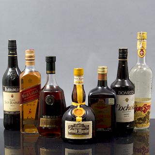 7 botellas de licor y destilados. Consta de Johnnie Walker. Red Label Blended Scotch Whisky, Domecq Pochola. Jerez España, entre otros.