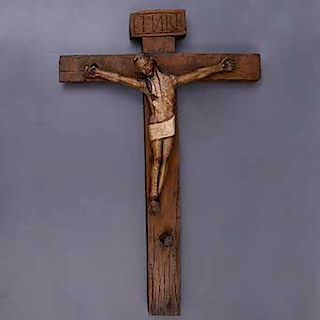 LOTE SIN RESERVA. Crucifijo. Siglo XX. En talla de madera. Con cruz de madera. Con inscripción "INRI".