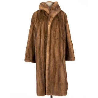 Abrigo. Siglo XX. Elaborado en piel de mink color marrón. Talla aproximada mediana. Incluye guardapolvo.