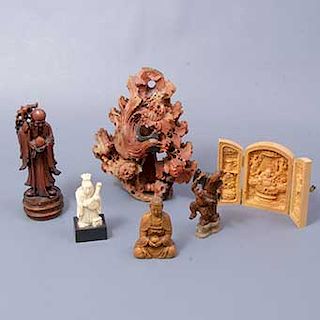 Lote de 6 figuras decorativas. Origen oriental. Siglo XX. Diferentes materiales como piedra jabonosa, madera y plástico.