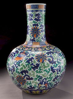 Chinese Qing cobalt blue and wucai porcelain vase,