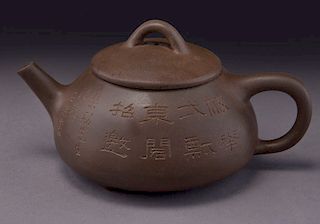 Chinese Qing Yixing teapot signed Zhu Shi Mei,