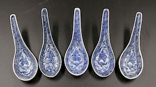 BLUE AND WHITE SPOONS WITH SWEET PEA, FOLIAGE AND BUTTERFLY MOTIFS