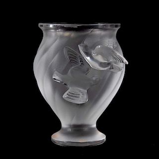 Depósito. Francia, siglo XX. Elaborado en cristal opaco Lalique. Decorado con aves y motivos mixtilíneos.