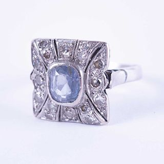 Anillo con zafiro y diamantes en plata paladio. 1 zafiro corte cojín y acentos de diamantes. Peso: 3.9g.