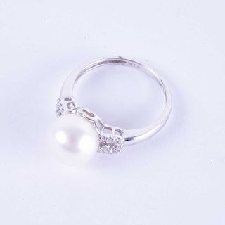 Anillo con perla en oro blanco 14K. Una perla cultivada oval, color blanca y acentos de diamantes. Peso: 3.3g.